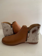 Load image into Gallery viewer, Design Edge Leather &amp; Hide Boots - Tan